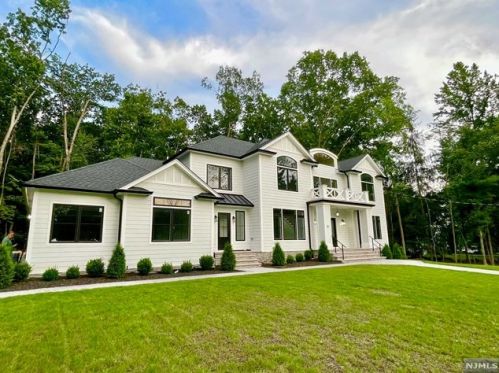 25 Chestnut St, Mahwah NJ  07430-3104 exterior
