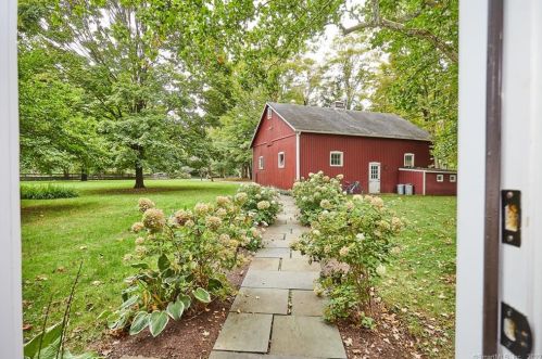 20 Redding Rd, Bridgeport, CT 06612-1523