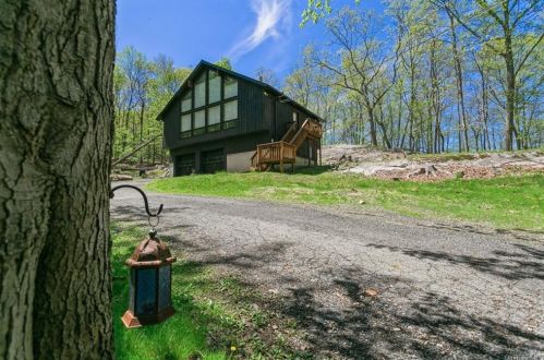 297 Bramertown Rd, Tuxedo Park NY  10987-3011 exterior