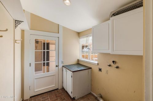 3192 Sycamore Dr, Simi Valley CA 93065-2703 exterior