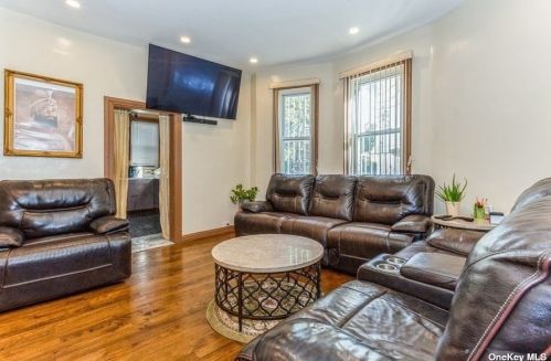 9133 115th St, Jamaica, NY 11418-3138