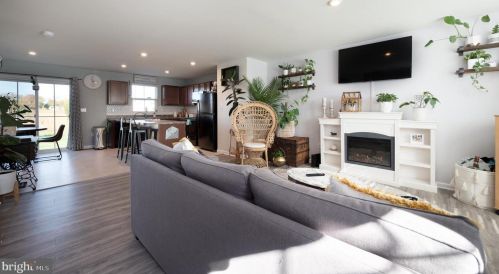 318 Bluecoat St, Dover DE  19901-8862 exterior