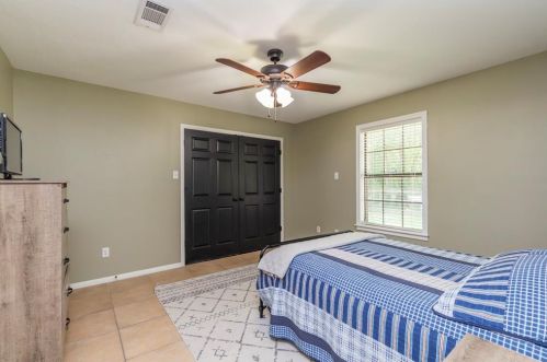 110 Pine Place St, Mont Belvieu TX  exterior