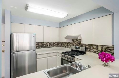 303 Hancock Ct, Edgewater NJ  07020-1604 exterior