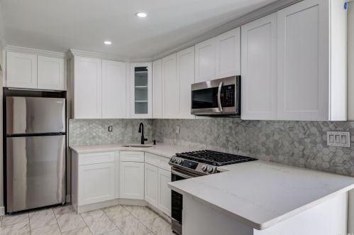 230 Seamans Neck Rd, Seaford, NY 11783-1049