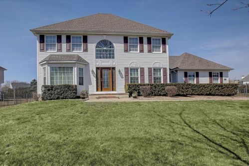 10 Iroquois Dr, East Freehold, NJ 07728-7875