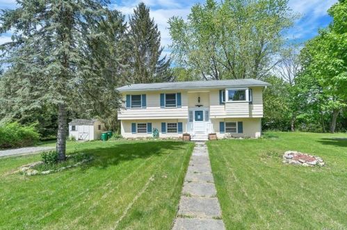 8 Willard Ct, Poughquag, NY 12570-5436