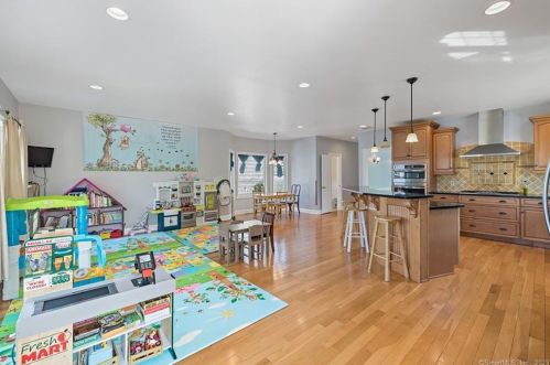 6 Nolan St, Norwalk CT  06850-2525 exterior