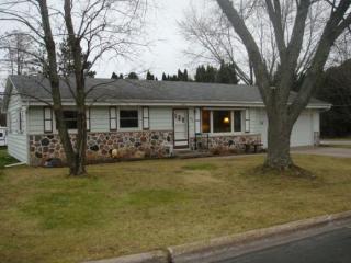 365 Oak St, Iola, WI 54945-9655