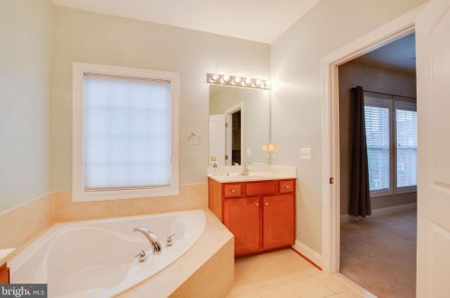 15935 Greymill Manor Dr, Haymarket VA  20169-4927 exterior