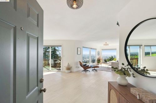 8017 Crest Ave, Oakland CA  94605-3611 exterior