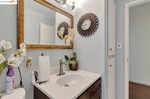 1636 99 Ave, Oakland CA  94605-4814 exterior