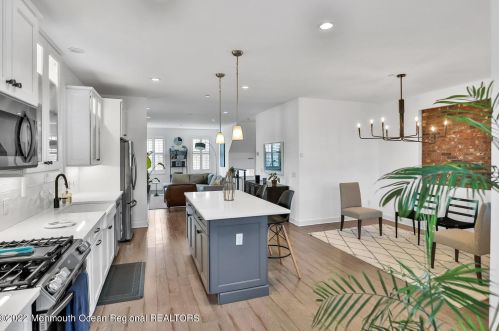 2 River St, Tinton Falls, NJ 07701-1303