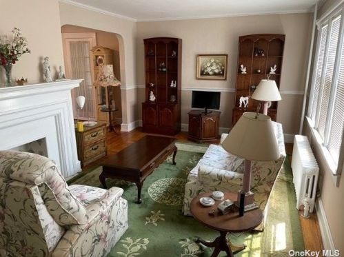 170 Great Neck Rd, Copiague NY  11726-3802 exterior