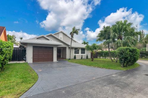 18639 77th Pl, Hialeah, FL 33015-5249