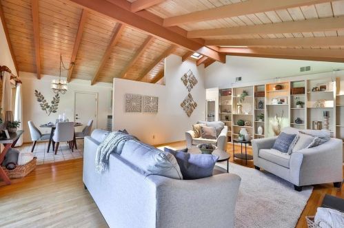 1360 Tourmaline St, San Diego, CA 92109-1915