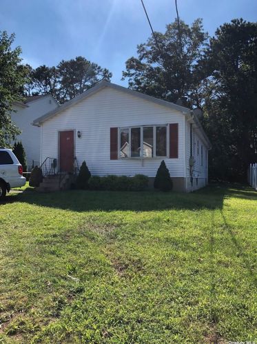 132 24th St, Wheatley Heights, NY 11798-2108