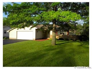 34 Long Park Ln, Rochester, NY 14612-2220
