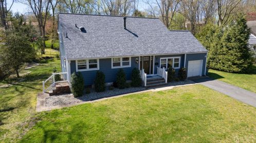 18 Sandalwood Dr, East Brunswick NJ  08816-4047 exterior