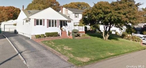 55 Bushwick St, Huntington Station, NY 11747-1201