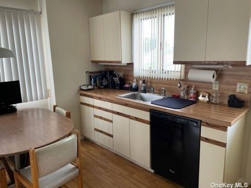 214 44th St, North Lindenhurst NY  11757-2052 exterior