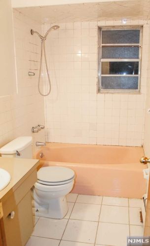 389 Teaneck Rd, Ridgefield Park NJ  07660-2013 exterior