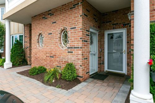 24 Sarah Ct, Amityville, NY 11701-1767