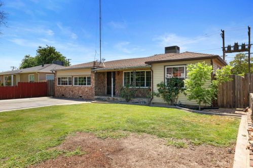 1627 Honeysuckle Dr, Modesto, CA 95350-4524