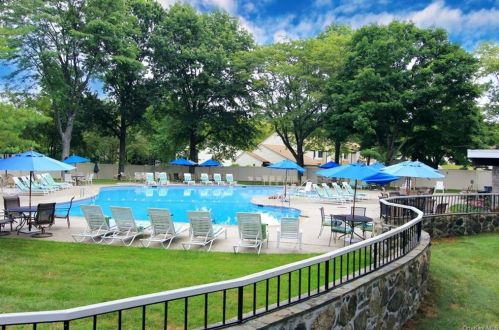 11 Regents Pl, Yorktown Hgts NY  10598-1421 exterior