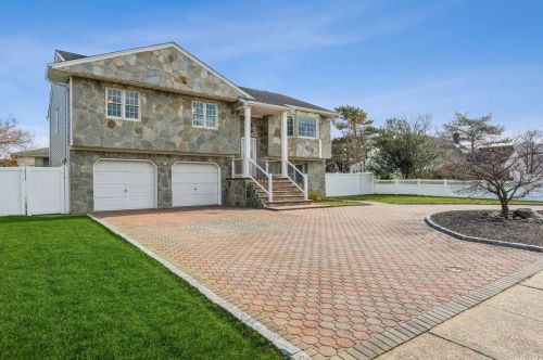 32 Shore Dr, Copiague, NY 11726-5301