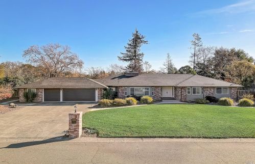 304 Oak Tree Dr, Santa Rosa, CA 95401-5572