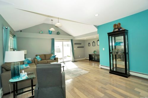 685 Walnut St, North Lindenhurst, NY 11757-5648