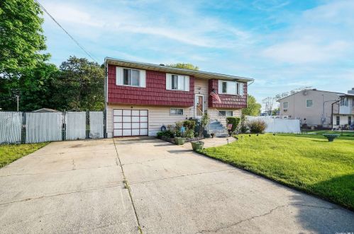 26 Michigan Ave, Bayshore, NY 11706-2305
