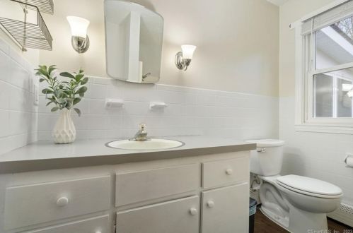 11 Palmer Dr, Gales Ferry CT  06335-1529 exterior