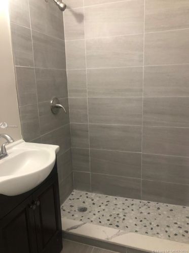 1481 9th Ct, Hialeah FL  33010-3331 exterior