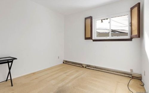 10 Pollok Pl, Hicksville NY 11801-2220 exterior