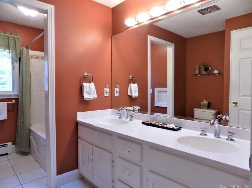 282 Hayden Sta Rd, Windsor CT 06095-1407 exterior