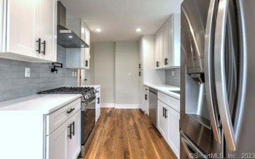 242 Meadowside Rd, Milford CT  06460-4528 exterior