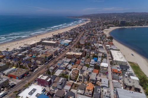 818 Portsmouth Ct, San Diego, CA 92109-7214