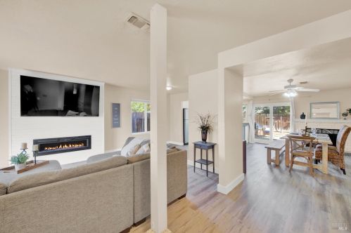 137 Gentry Cir, Vacaville CA  95687-5915 exterior