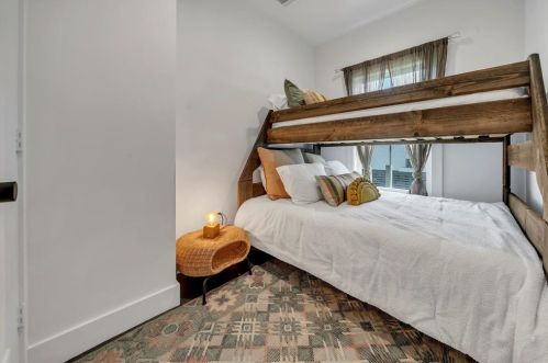 1208 32 St, Galveston TX 77550-6823 exterior