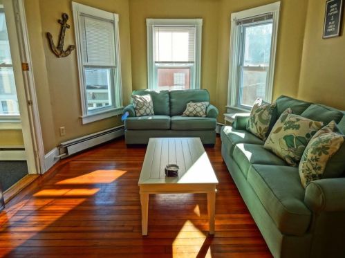 46 William St, Middletown, RI 02840-3307