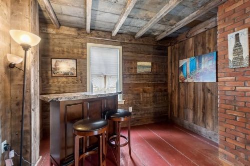 37 Main St, Petersham MA 01366-9502 exterior