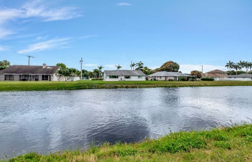 4030 Artesa Dr, Boynton Beach FL  33436-2628 exterior