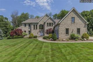 6955 Woodlands Ln, Cleveland, OH 44139-4664