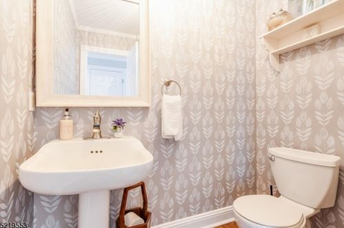 3 Country Club Dr, Annandale NJ  08801-1637 exterior