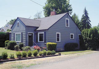 221 James St, Silverton, OR 97381-1027