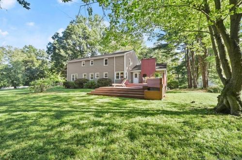 41 Cranbury Rd, Norwalk CT 06851-2649 exterior