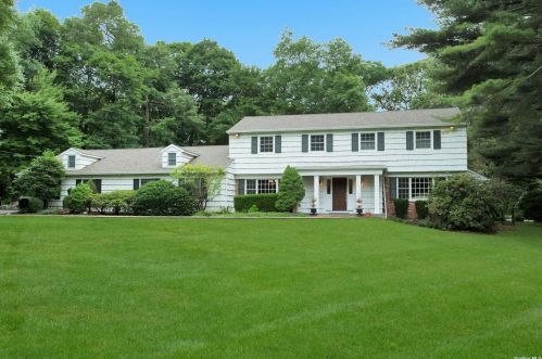 38 Meadowood Ln, Muttontown, NY 11545-2627