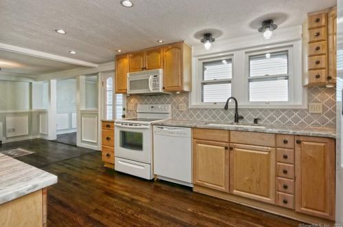 28 Church St, North Branford CT  06471-1417 exterior